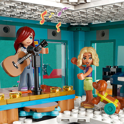 LEGO® Friends - Heartlake City közösségi központ (41748)