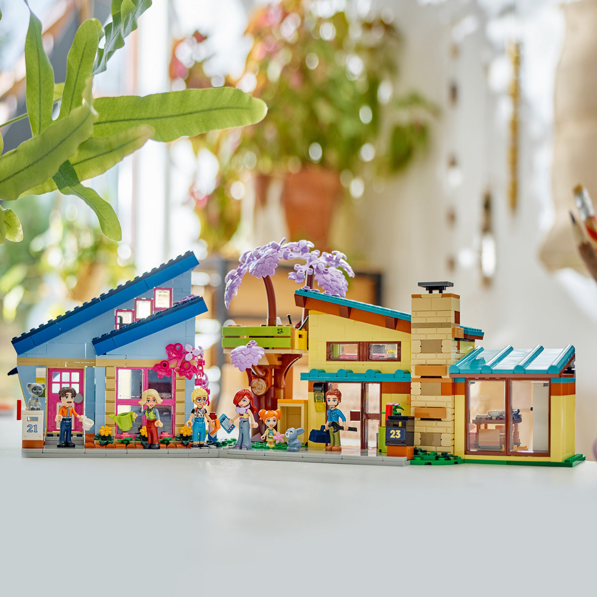 LEGO® Friends - Obiteljske kuće Ollyja i Paisley (42620)