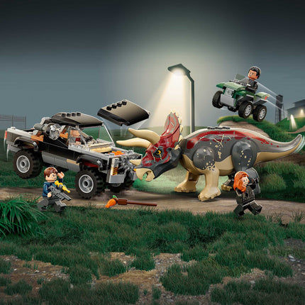 LEGO® Jurassic World - Triceratops támadása a teherautó ellen (76950)