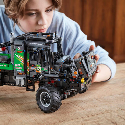 LEGO® Technic - 4x4 Mercedes-Benz Zetros verseny teherautó (42129)