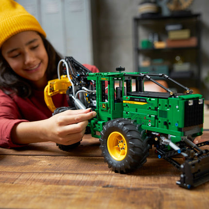 LEGO® Technic - John Deere 948L-II Skidder (42157)