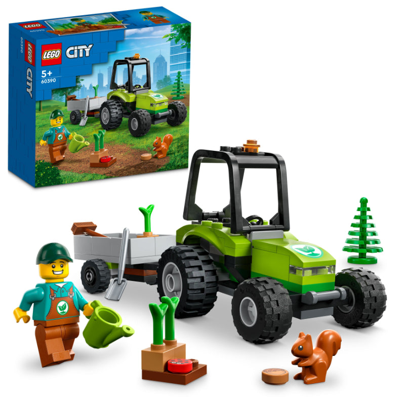 Traktor s dodacima za uređenje parka