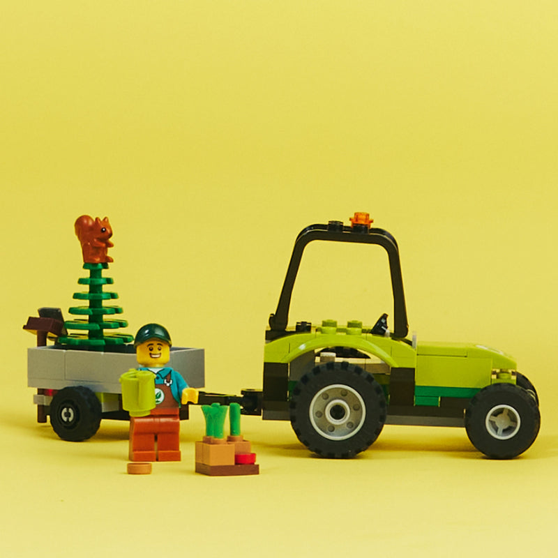 Traktor s dodacima za uređenje parka