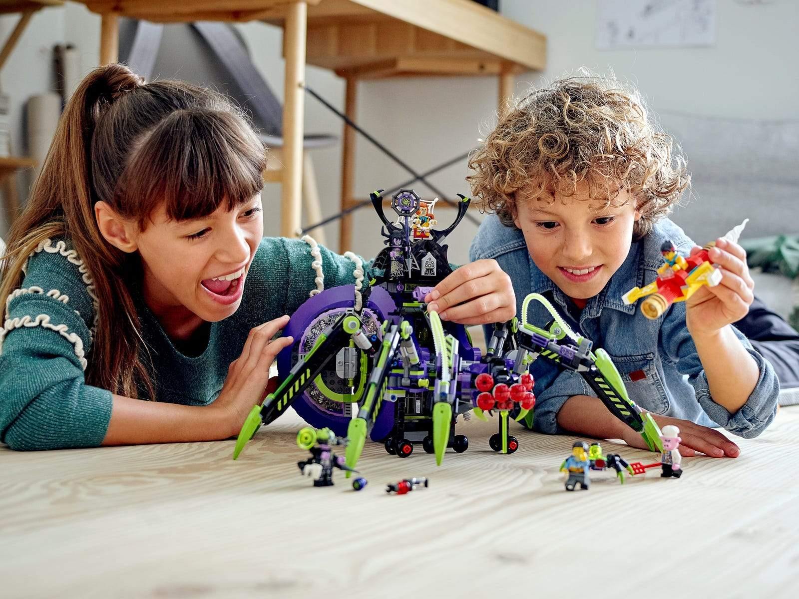 Spider Queen baza u obliku paukove mreže - LEGO® Store Hrvatska